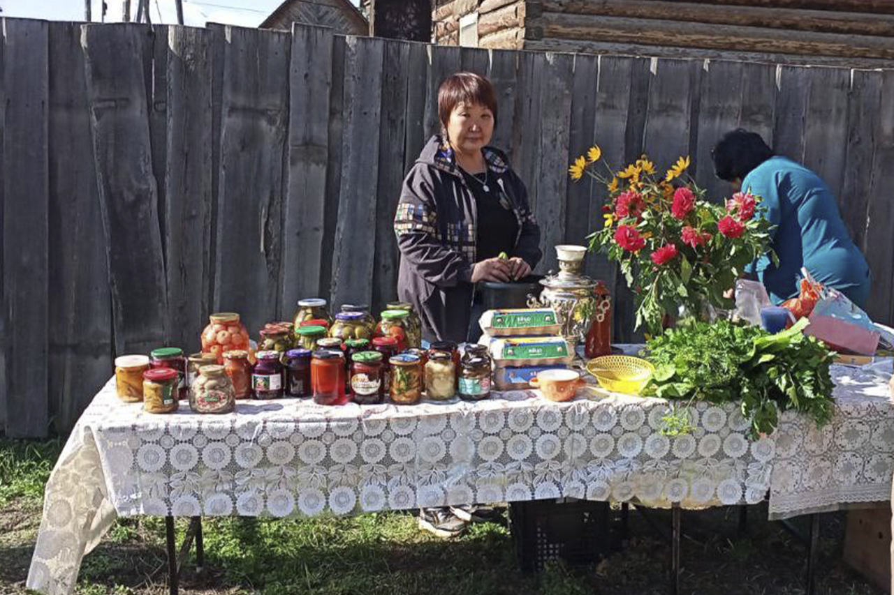 Осень делится дарами.