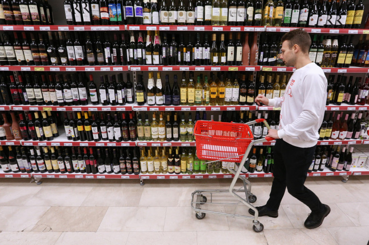 Введён запрет на продажу алкоголя: 1 и 12 июня. Введён запрет на продажу алкоголя: 1 и 12 июня.