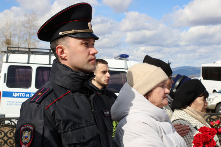 В Иволгинском районе полицейские почтили память милиционеров, погибших при выполнении служебных обязанностей. В Иволгинском районе полицейские почтили память милиционеров, погибших при выполнении служебных обязанностей.